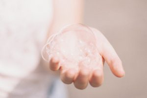 Ragazza che si lava le mani