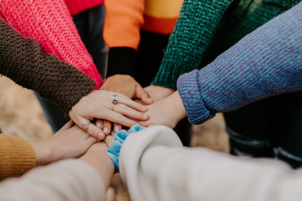 Fiducia in azienda_Photo by Hannah Busing on Unsplash