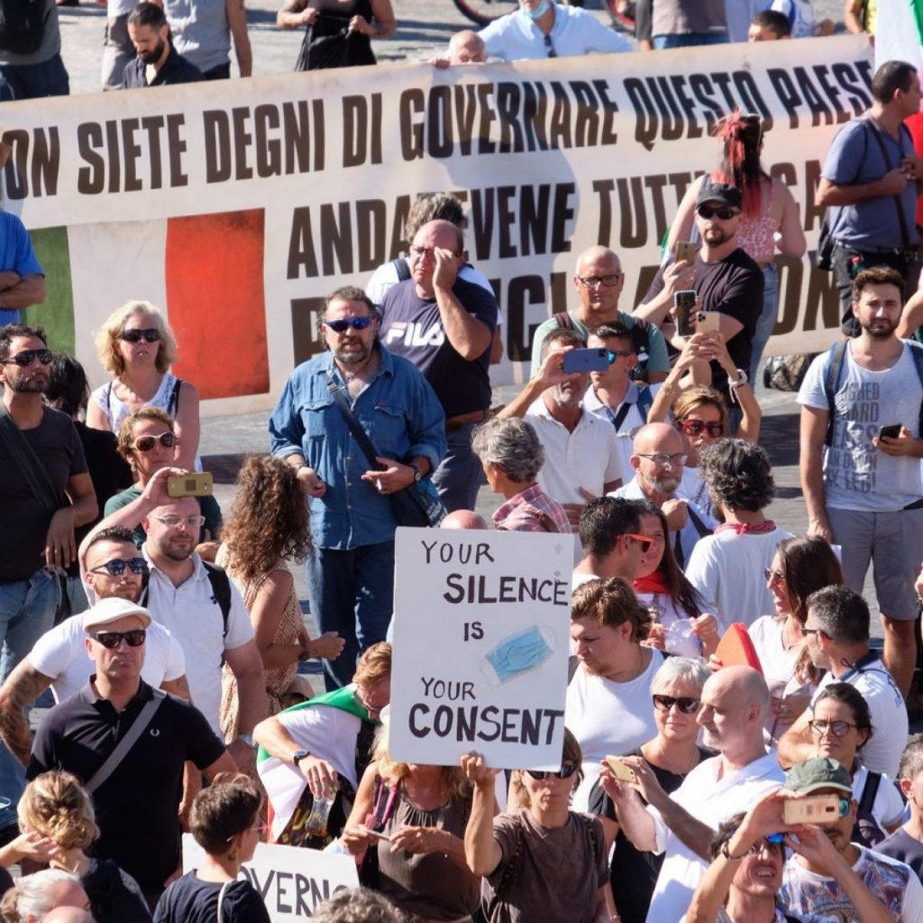 Figura 3 - Autore non specificato. Fonte: https://www.fanpage.it/roma/sovranisti-e-negazionisti-del-covid-in-piazza-due-le-manifestazioni-oggi-a-roma/