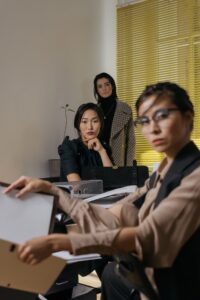 Donne durante una riunione in un ambiente di lavoro